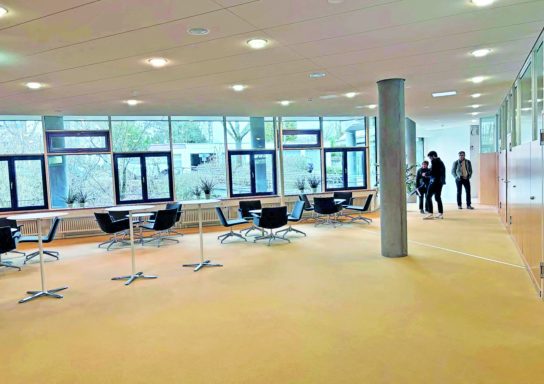 Ein Loungebereich mit denkmalgeschütztem Teppich